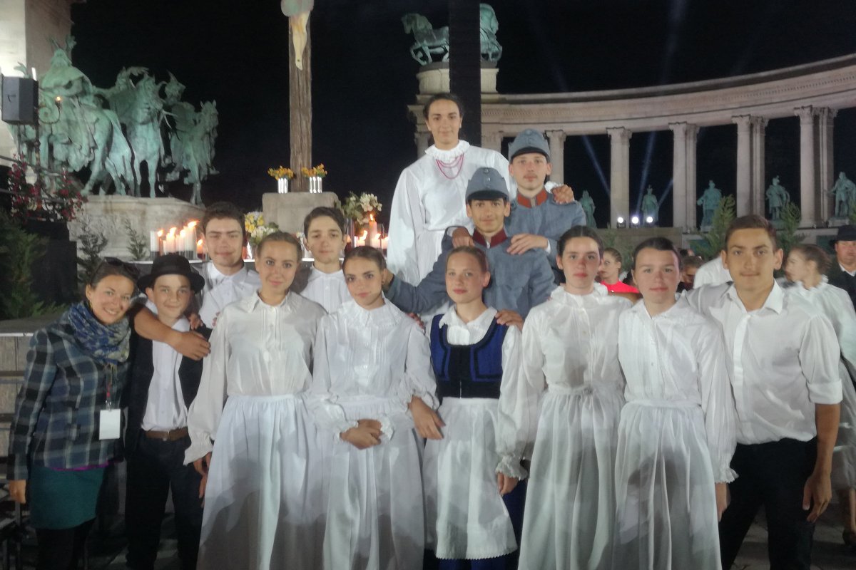 • Fotó: Borsika néptáncegyüttes