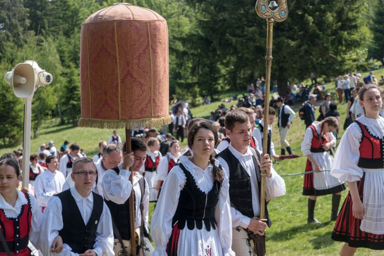 Arra biztatják a székelyeket, hogy vegyenek részt népviseletben Ferenc pápa csíksomlyói miséjén