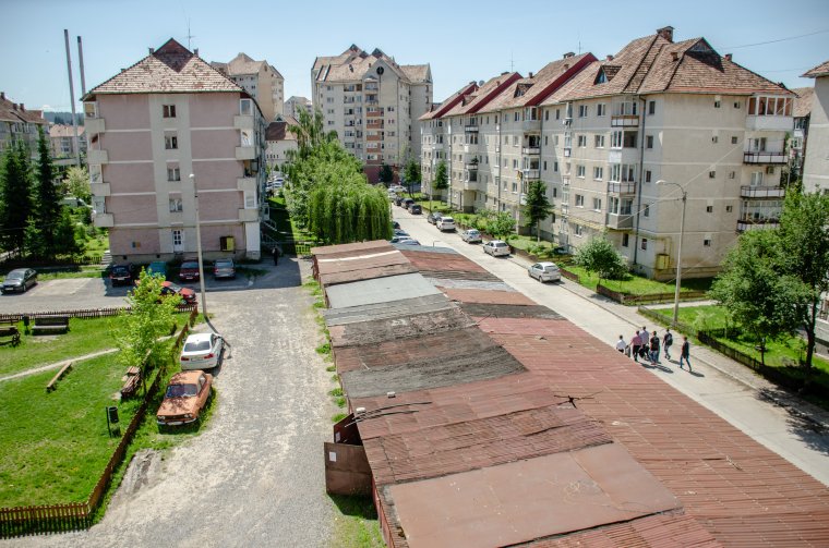 Parkolóhelyek a garázsok helyén – harminc pléhépítéményt kell lebontaniuk a tulajdonosoknak