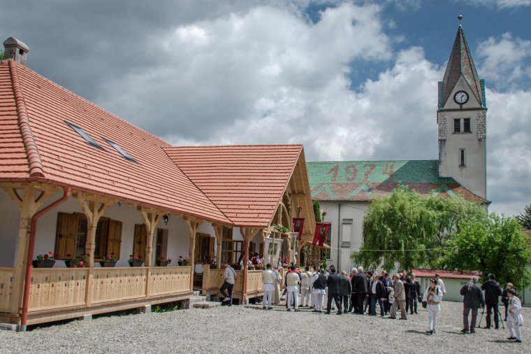 A magyar kormány támogatásával felújított és kialakított közösségi házat avattak Gyimesbükkön