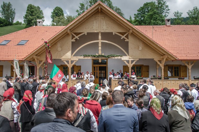 Megáldották Gyimesbükk szükségtemplomból átalakított közösségi házát