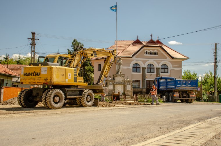 Aszfaltoznak, tömörítenek, sáncokat betonoznak Delne, Pálfalva és Csomortán között