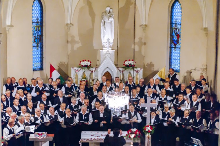 Együtt énekelt a négy férfikórus száz tagja