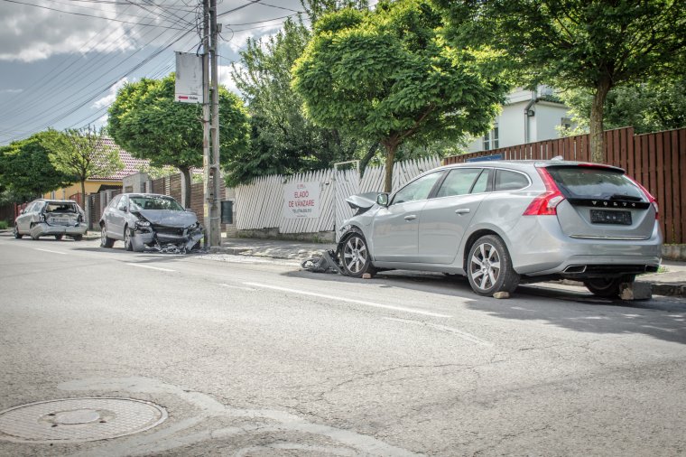 Rommá törte a parkoló autókat
