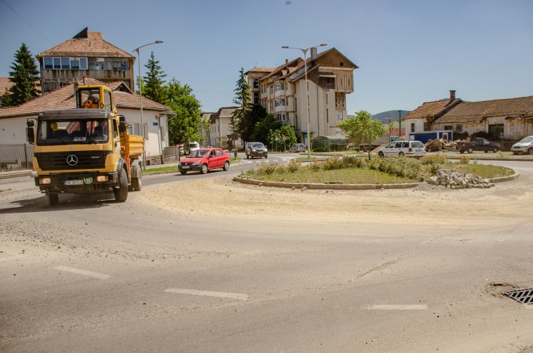 Aszfaltozással folytatódnak a csíkszeredai útjavítások