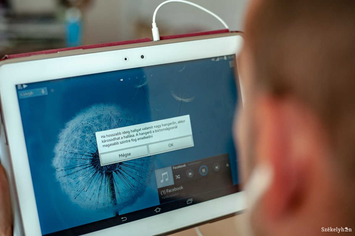 A hangos zenehallgatás káros, inkább – az élvezetet még nem zavaró – leghalkabb fokozatot érdemes használni &bullet;  Fotó: Gecse Noémi