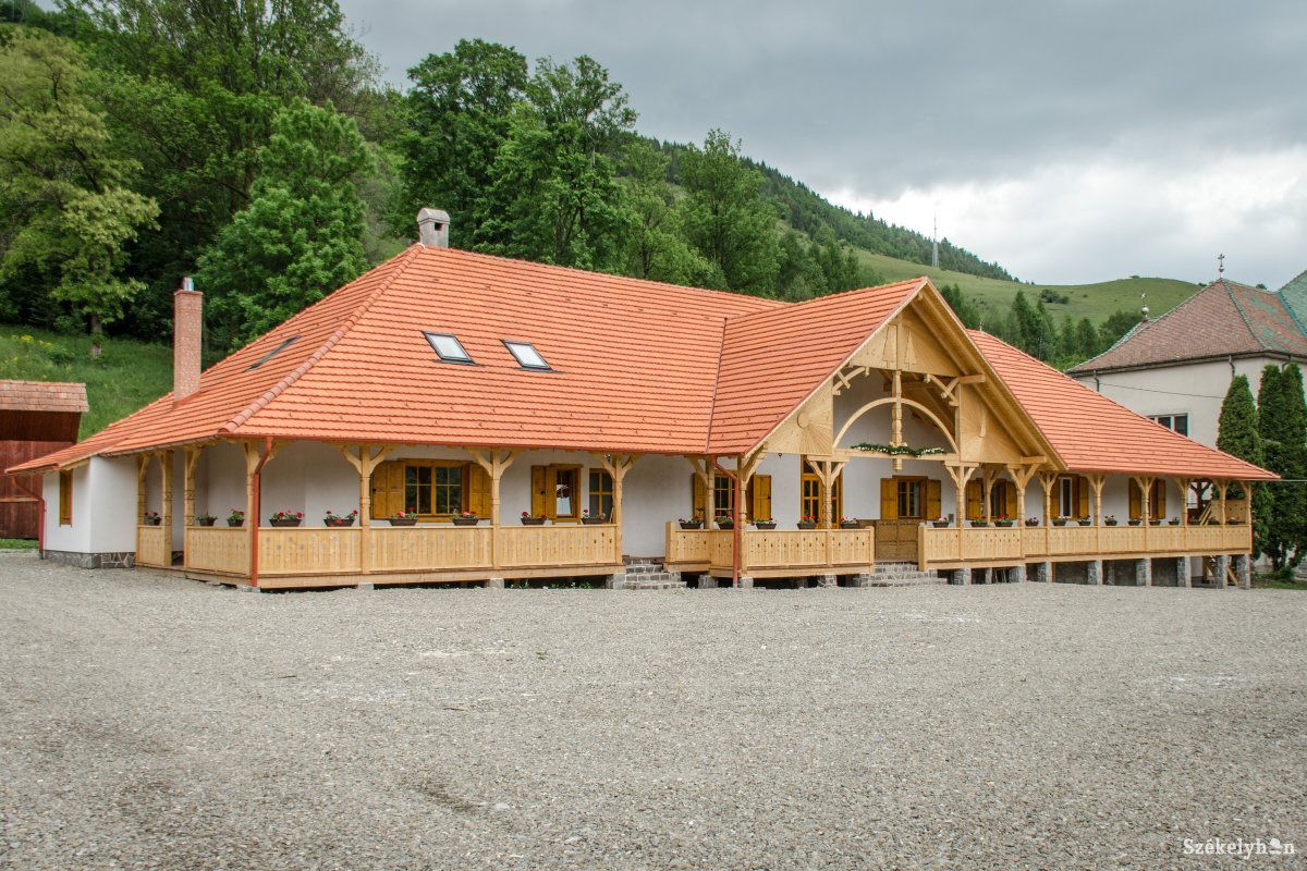 A gyimesbükki Közösségi Ház •  Fotó: Pinti Attila