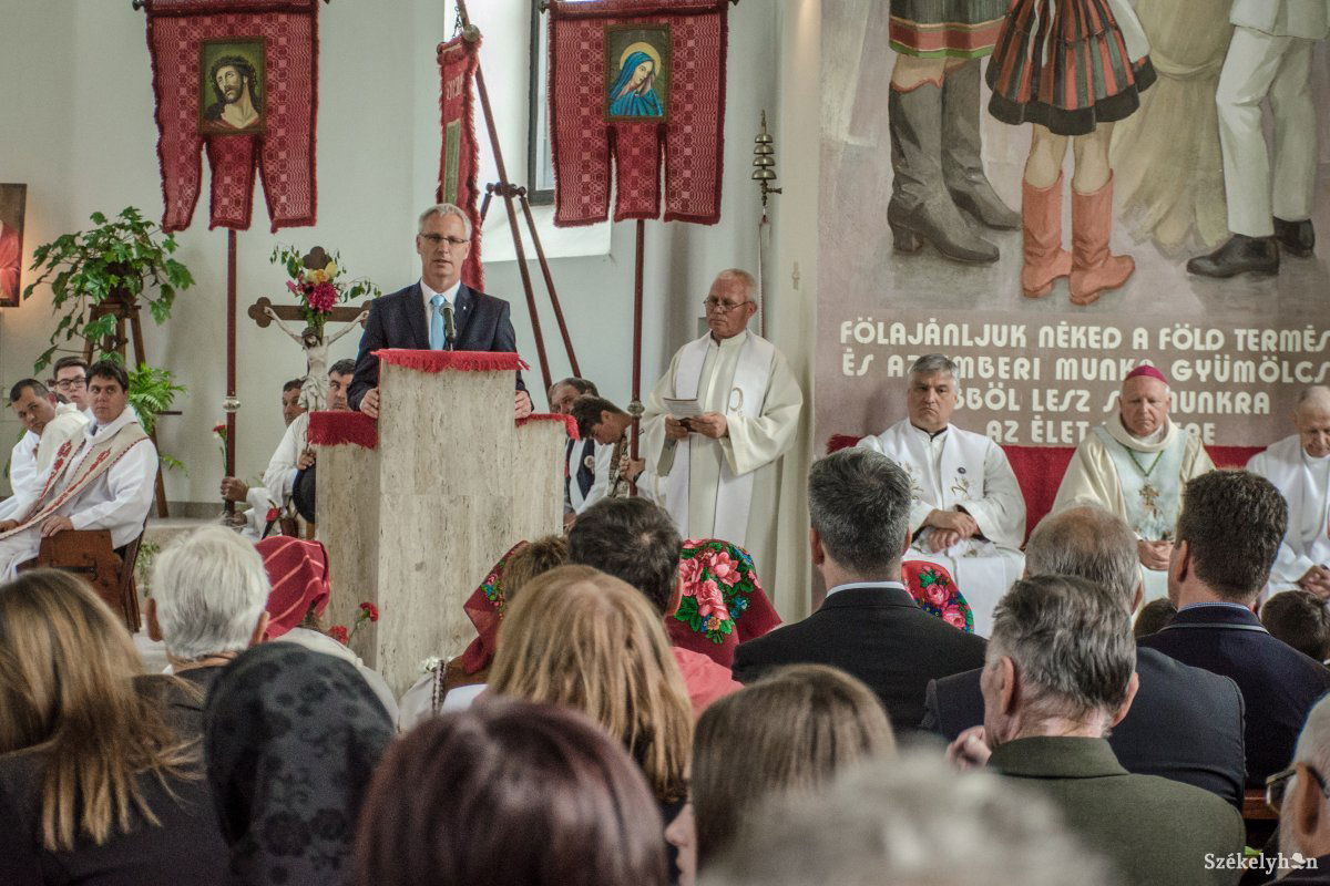 Soltész Miklós államtitkár megköszönte a gyimesi csángók hűségét •  Fotó: Pinti Attila