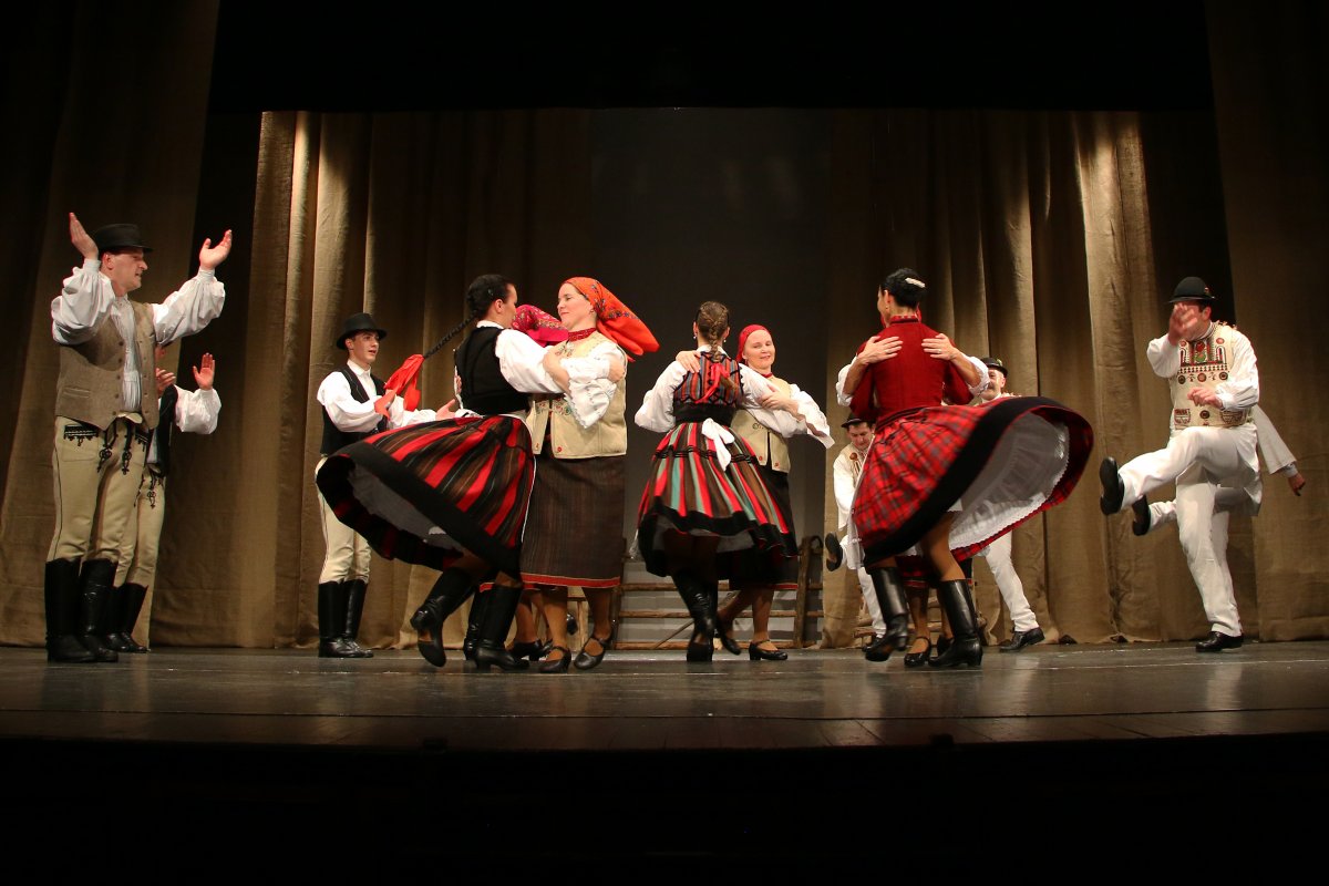 A Hargita Nemzeti Székely Népi Együttes a Hegyen innen-hegyen túl című táncjátékát mutatja be. Archív • Fotó: Dobos Eszter