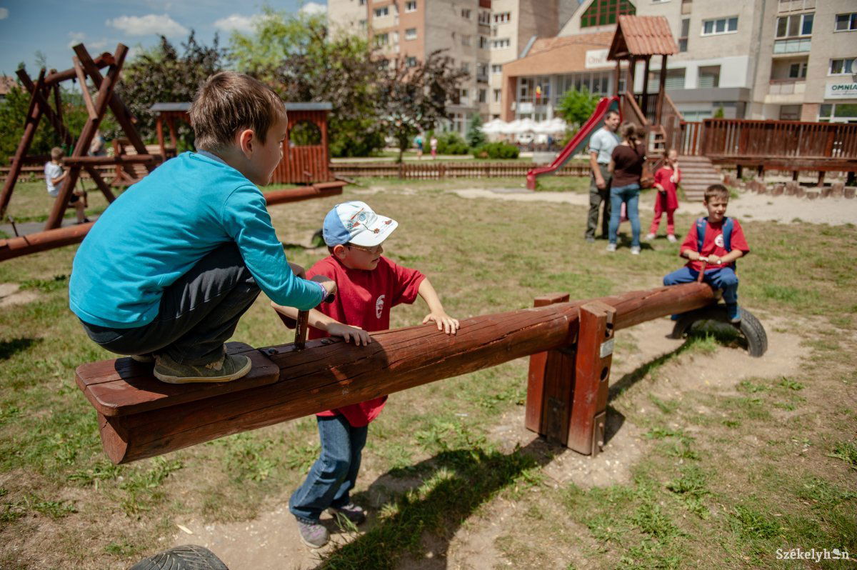 Minden tavasszal kijavítják, rendbe teszik a játszótéri elemeket • Fotó: Gecse Noémi