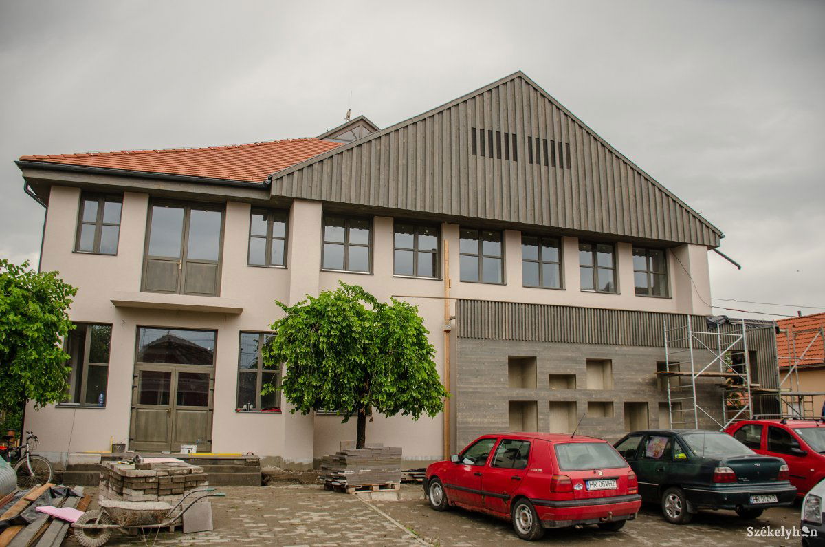 Kívül és belül is teljesen megújult a madéfalvi kultúrotthon. Hamarosan használni is lehet • Fotó: Gecse Noémi