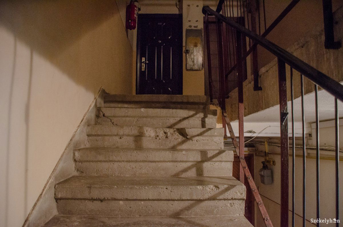 Törött lépcső az egyik csíkszeredai tömbházban. Mindig van mit javítani • Fotó: Gecse Noémi