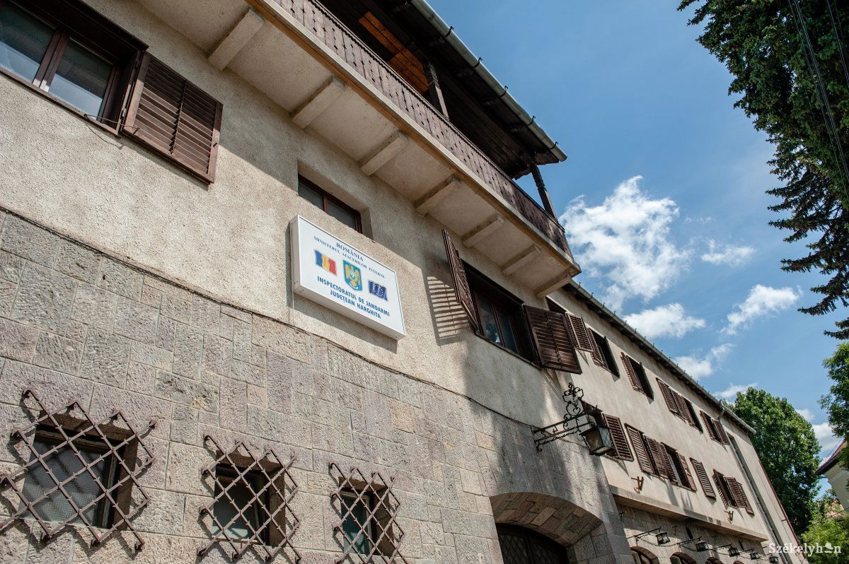 A volt szálloda felújítása után állítják fel a dák király mellszobrát &bullet;  Fotó: Gecse Noémi