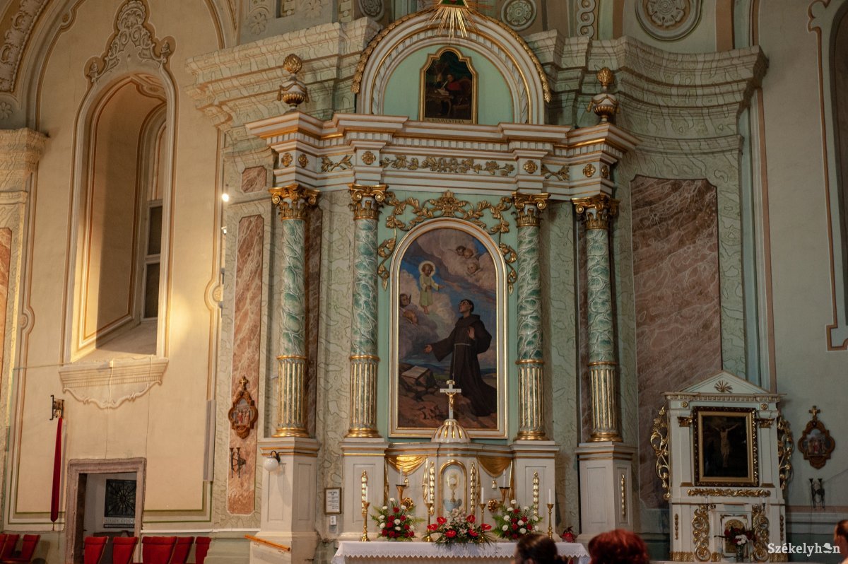 Szent Antal oltár a csíksomlyói kegytemplomban &bullet;  Fotó: Gecse Noémi