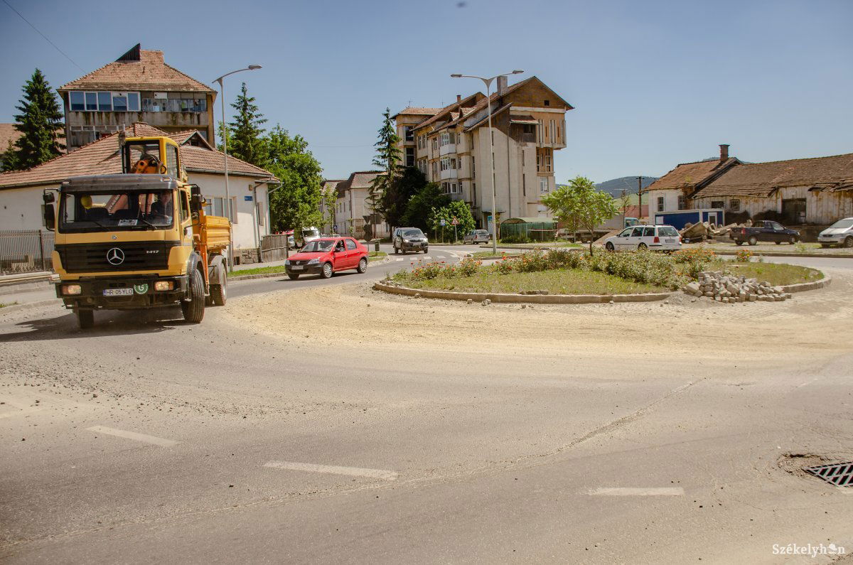 A Villanytelep utcában és a Brassói út melletti körforgalomban is javításokra van szükség &bullet;  Fotó: Gecse Noémi