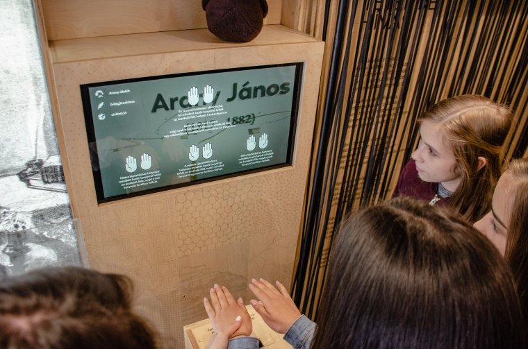 Több mint hétszáz diák néz be az Arany-buszba Csíkszeredában