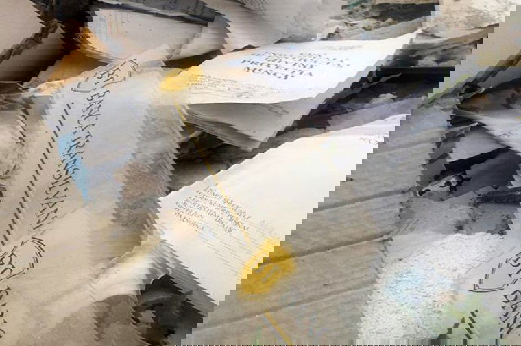 Zöldövezetbe öntötték a bank felújításából származó építkezési hulladékot, 40 ezer lejes bírság lett a „jutalmuk”