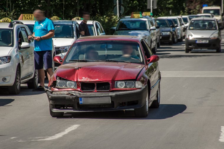 Figyelmeztetéssel megúszta a Csíkszereda központjában kisodródó BMW vezetője