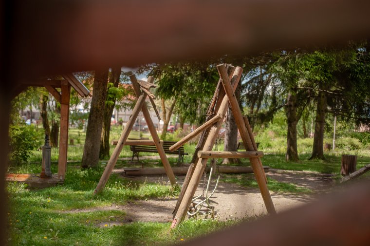 Szóvá tették, hogy rossz a játszótér – felújítják és bekamerázzák