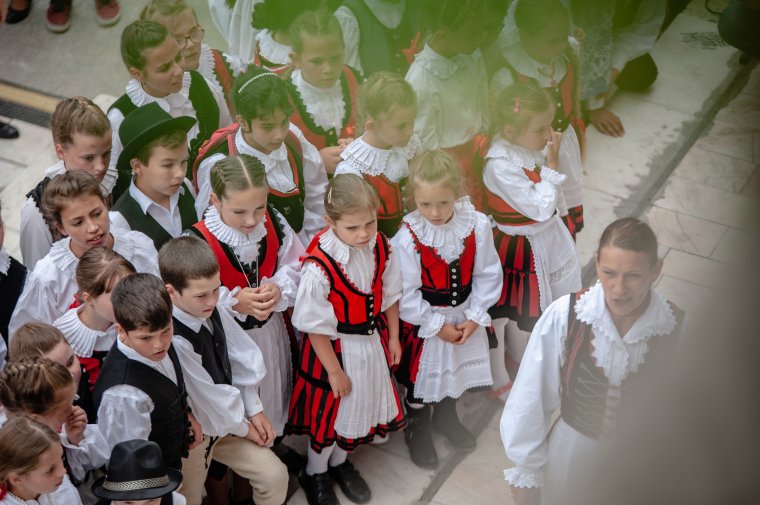 Csűrdöngölő Csíkban ezernyi gyermekkel