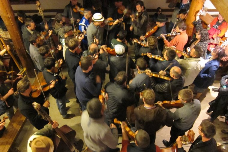 Szakmaiság és örömzenélés száznál is több muzsikussal