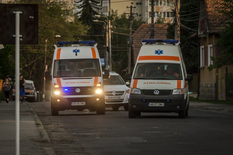 Udvaron parkoló autók látták a kárát a gyorshajtásnak