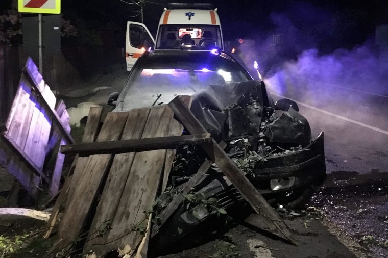 Háznak csapódott az elalvó sofőr autója