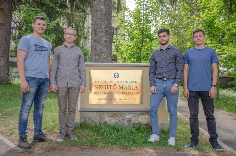 Ők viszik a csíksomlyói nyeregbe a pünkösdi jelvényeket