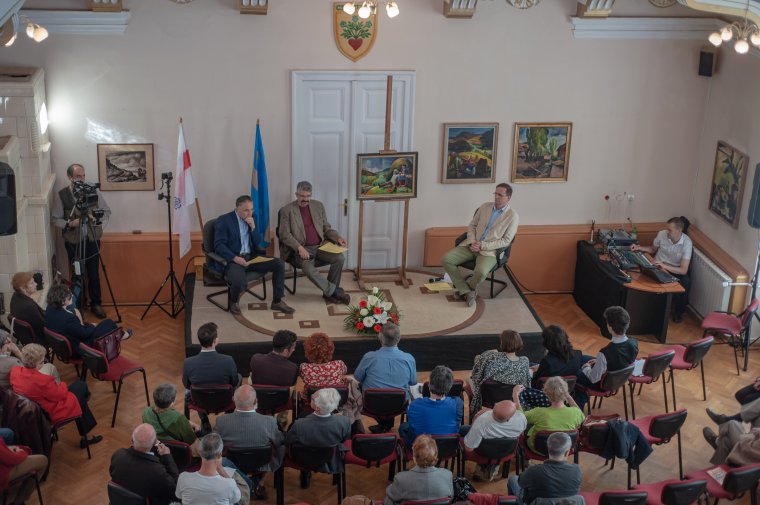 Könyvvel tisztelegnek a Nagy Imrét felkaroló erdélyi szász közösség előtt