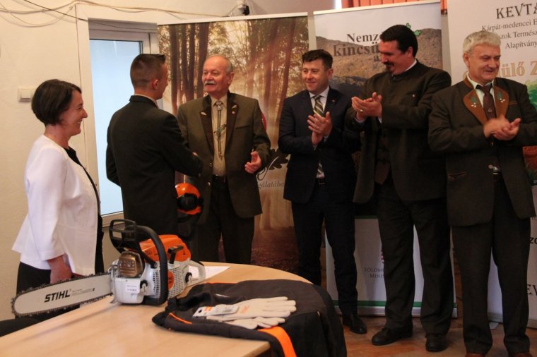 Modern erdészeti gépeket kapott ajándékba a csíki iskola