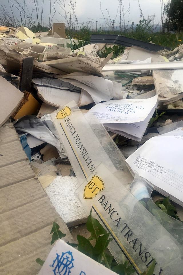 Kedd délután. Építkezésből, átalakításból származó hulladék jól felismerhető elemekkel. A bank ártatlan &bullet;  Fotó: Potozky László