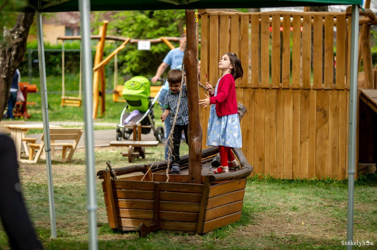 Ismét birtokukba vehetik a gyerekek a központi parkot. Archív •  Fotó: Gecse Noémi