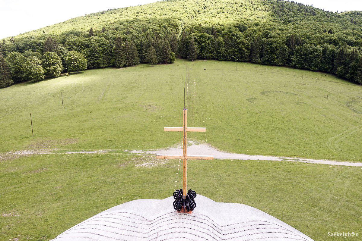 A csíksomlyói nyereg. Szombaton százezrek látogatnak el a helyszínre. Archív &bullet;  Fotó: Farkas Tamás