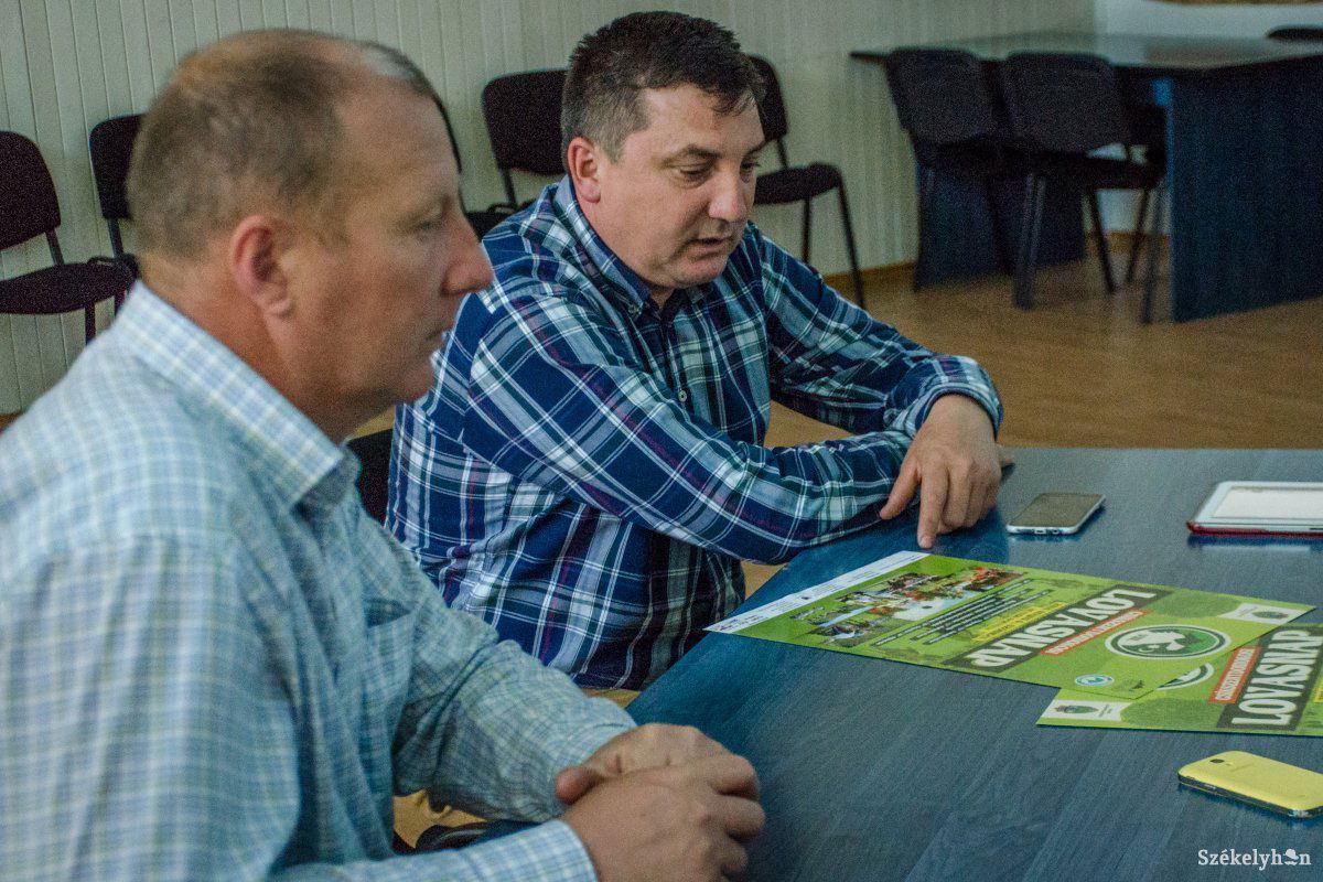 Karda Róbert polgármester és Albert Alfonz Pál alpolgármester ismertette a lovasnap programját &bullet;  Fotó: Pinti Attila