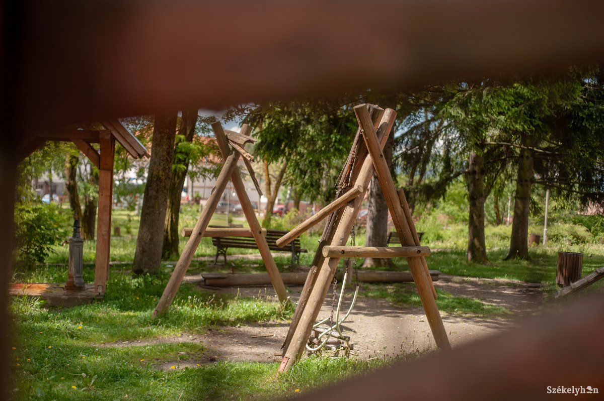 Törött elemek a bánkfalvi játszótéren. Közösségi ügy lett belőle &bullet;  Fotó: Gecse Noémi
