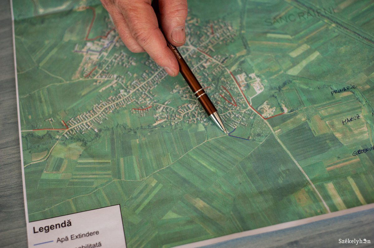 A meglévő rendszerek fejlesztésének, bővítésének helyszíneit mutatja Székely Ernő •  Fotó: Gecse Noémi