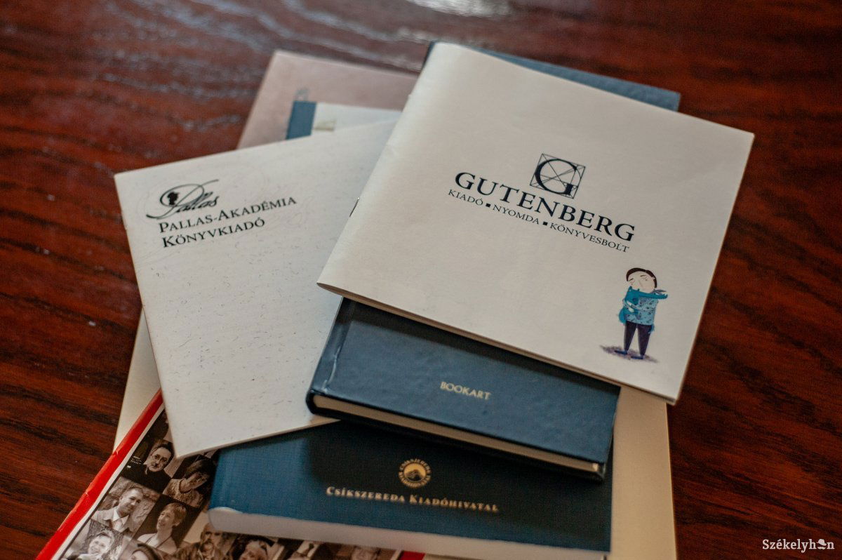 Igyekeznek termésük legjavát kínálni a csíkszeredai kiadók a könyvvásáron &bullet;  Fotó: Gecse Noémi