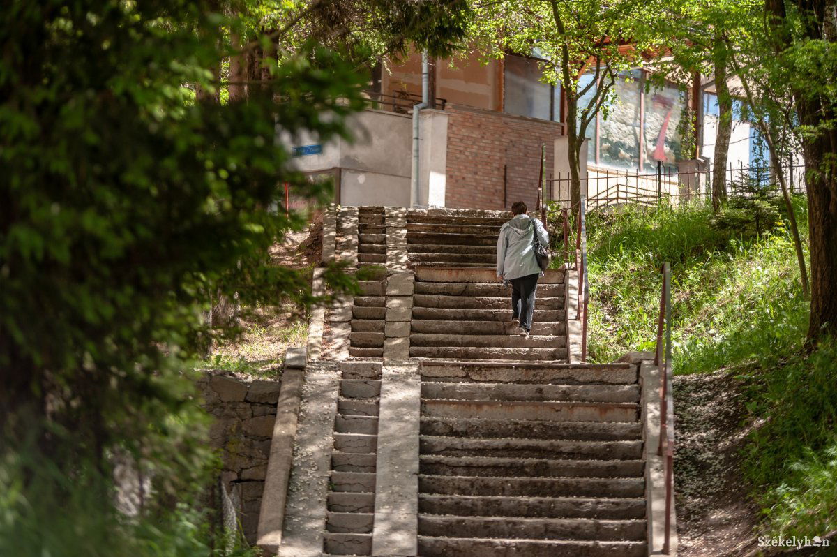 A Kalász lakótelepi lépcsősor már alig járható, sokan mégis kénytelenek használni &bullet;  Fotó: Gecse Noémi
