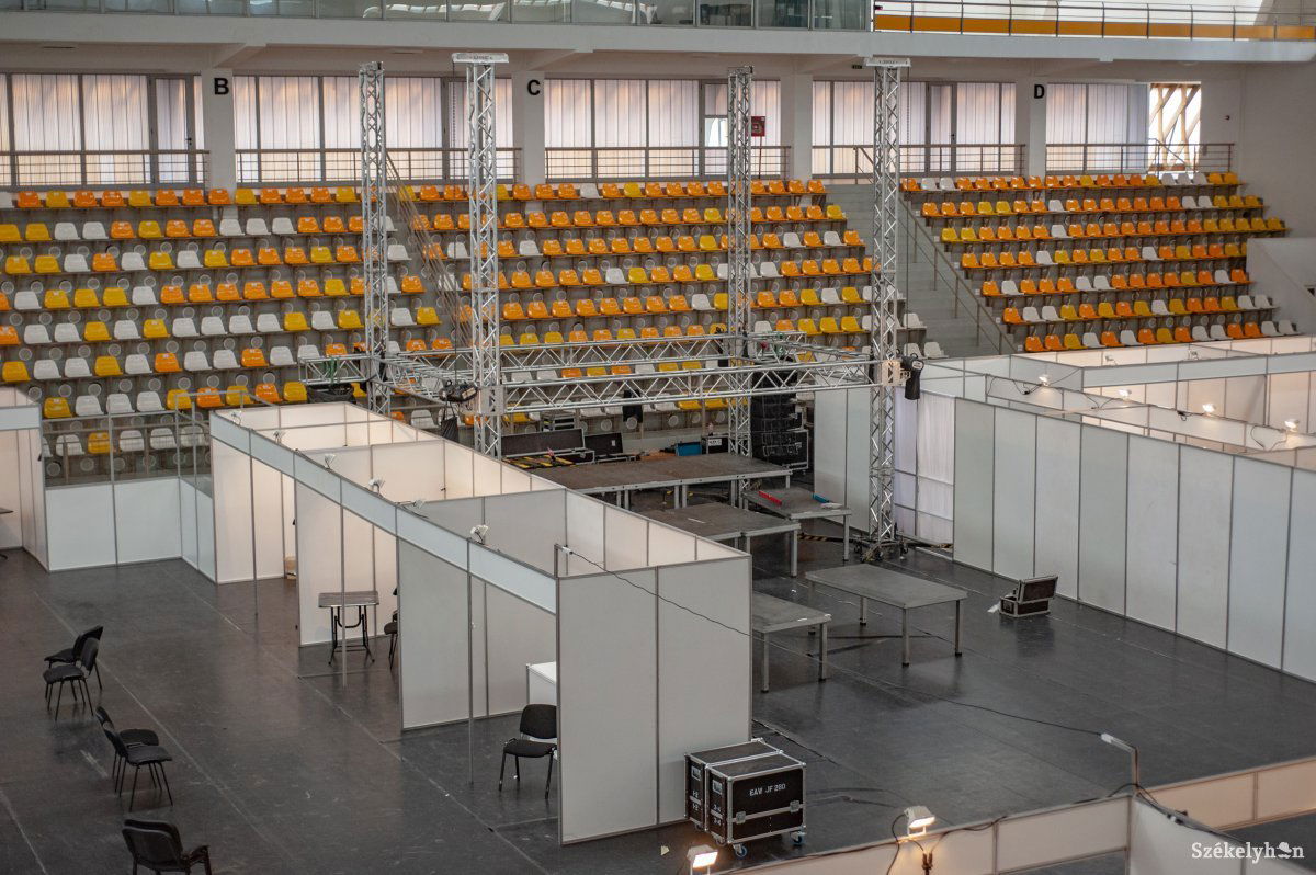 Szerdán még zajlottak az előkészületek az Erőss Zsolt Arénában, csütörtökre azonban minden a helyére kerül • Fotó: Gecse Noémi