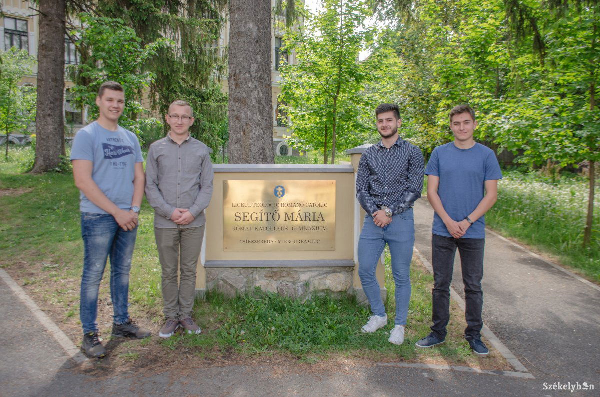 Balról jobbra: Fejér László, András Ákos, Măgdălina Ovidiu Cristian, és Kopacz Róbert a pünkösdi jelvények hordozói &bullet;  Fotó: Gecse Noémi