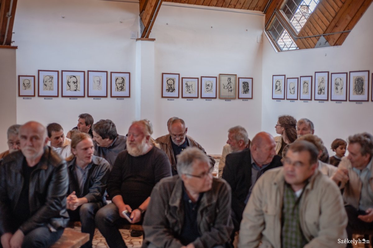 Nagyívű kiállítás. Sokan voltak kíváncsiak az újabb Nagy Imre-tárlatra &bullet;  Fotó: Gecse Noémi