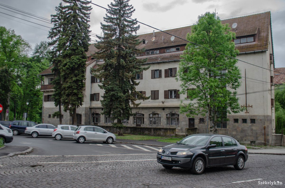 A jelenleg is használatban levő épületre megerősítés, belső átalakítás vár &bullet;  Fotó: Gecse Noémi