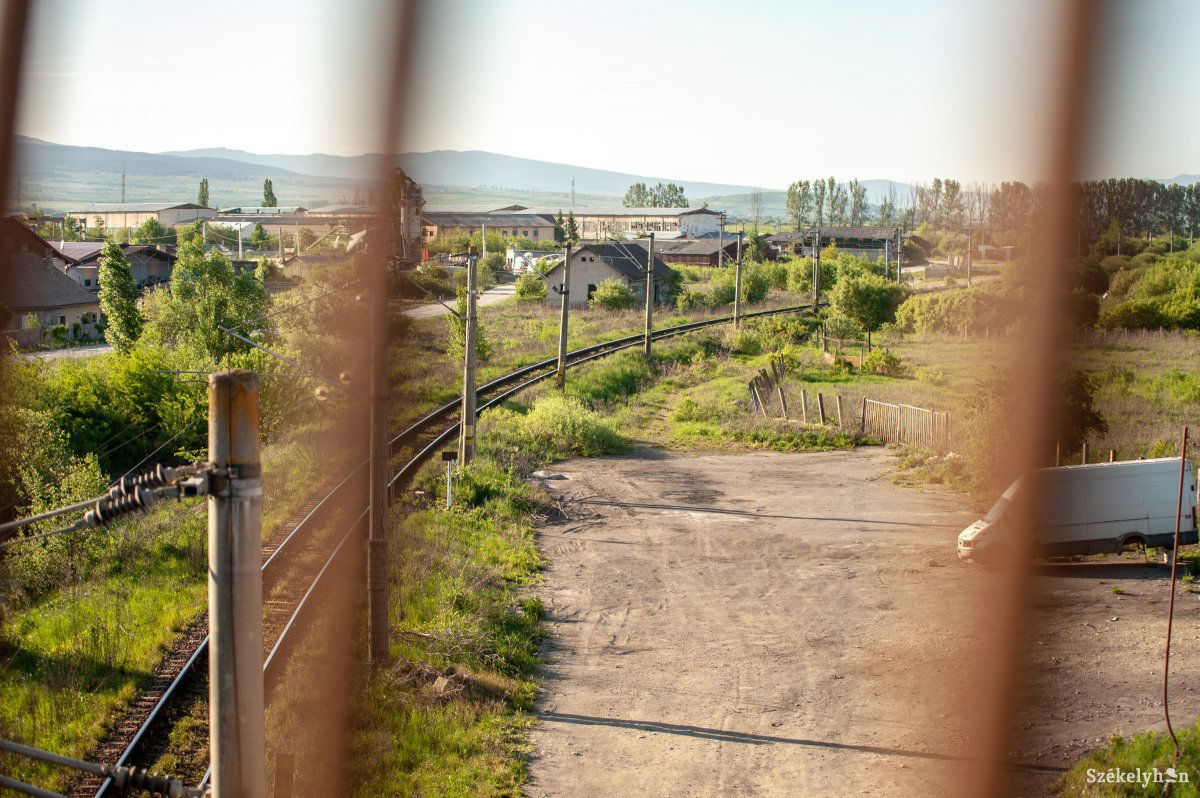 Az észak-déli irányú, a vasúti felüljáró hídtól a Rét utcáig vezető elkerülő út építésének költségei is módosultak &bullet;  Fotó: Gecse Noémi