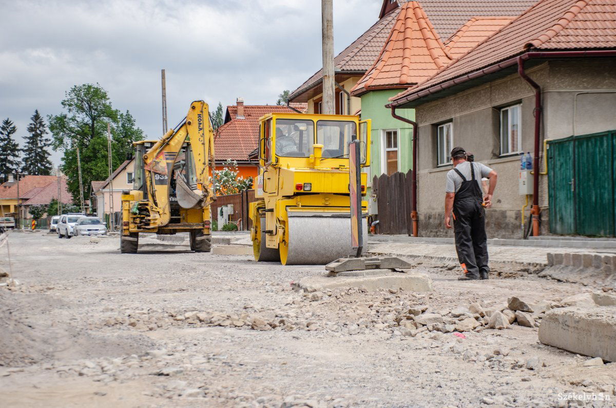 Munkálatok a Zsögödi Nagy Imre utcában. A 2018-as befejezésre tekint vissza örömmel Ráduly. Archív •  Fotó: Gecse Noémi