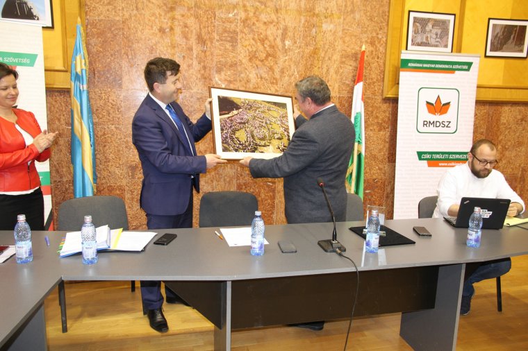 Csíkszékért díjjal tüntették ki a nyugdíjba vonuló Csige Sándor Zoltán konzult