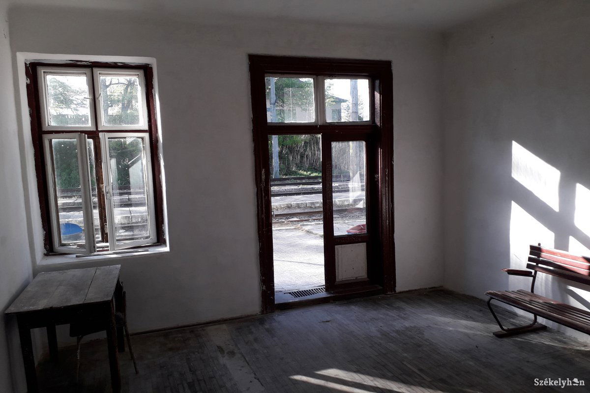 A vasútállomás várótermében most kedvezőbbek a körülmények. Önkéntesség a munkahelyen &bullet;  Fotó: Kovács Attila