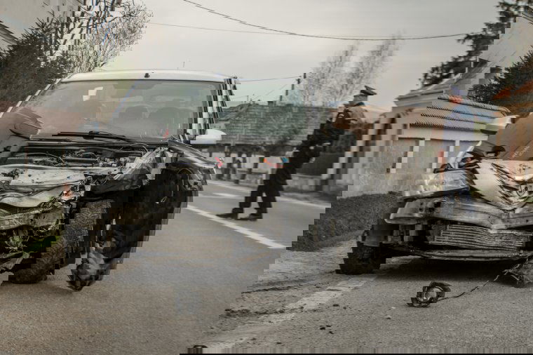 Frontális ütközés a madarasi templom előtt