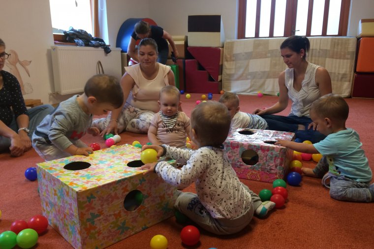 Cseperedőbe várják a csíkszeredai gyerekeket: foglalkozások egészséges, eltérő fejlődésű és koraszülött kicsiknek
