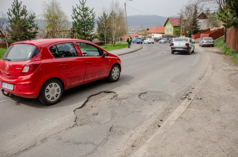 Pünkösdig betömik a krátereket – kezdődik a kátyúzás Csíkszeredában
