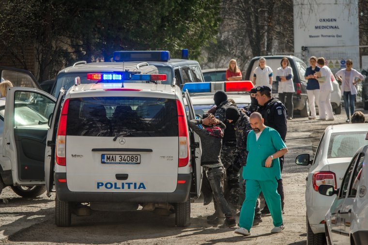 Fejszékkel, botokkal, kövekkel estek egymásnak a csíkszeredai kórháznál